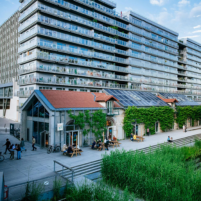 Le BA, la terrasse dans le parc (3/6)