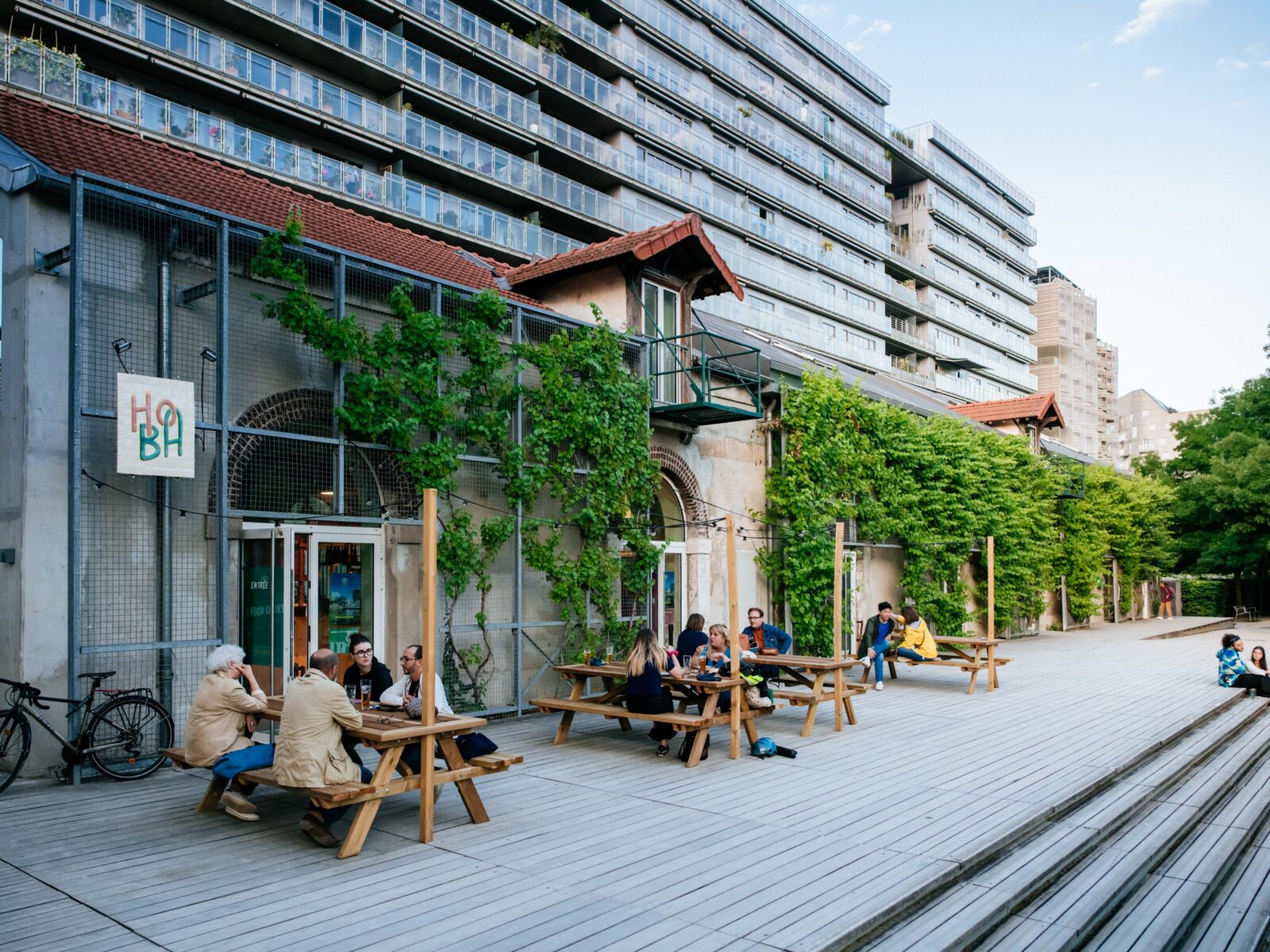 Le BA, la terrasse dans le parc (5/6)